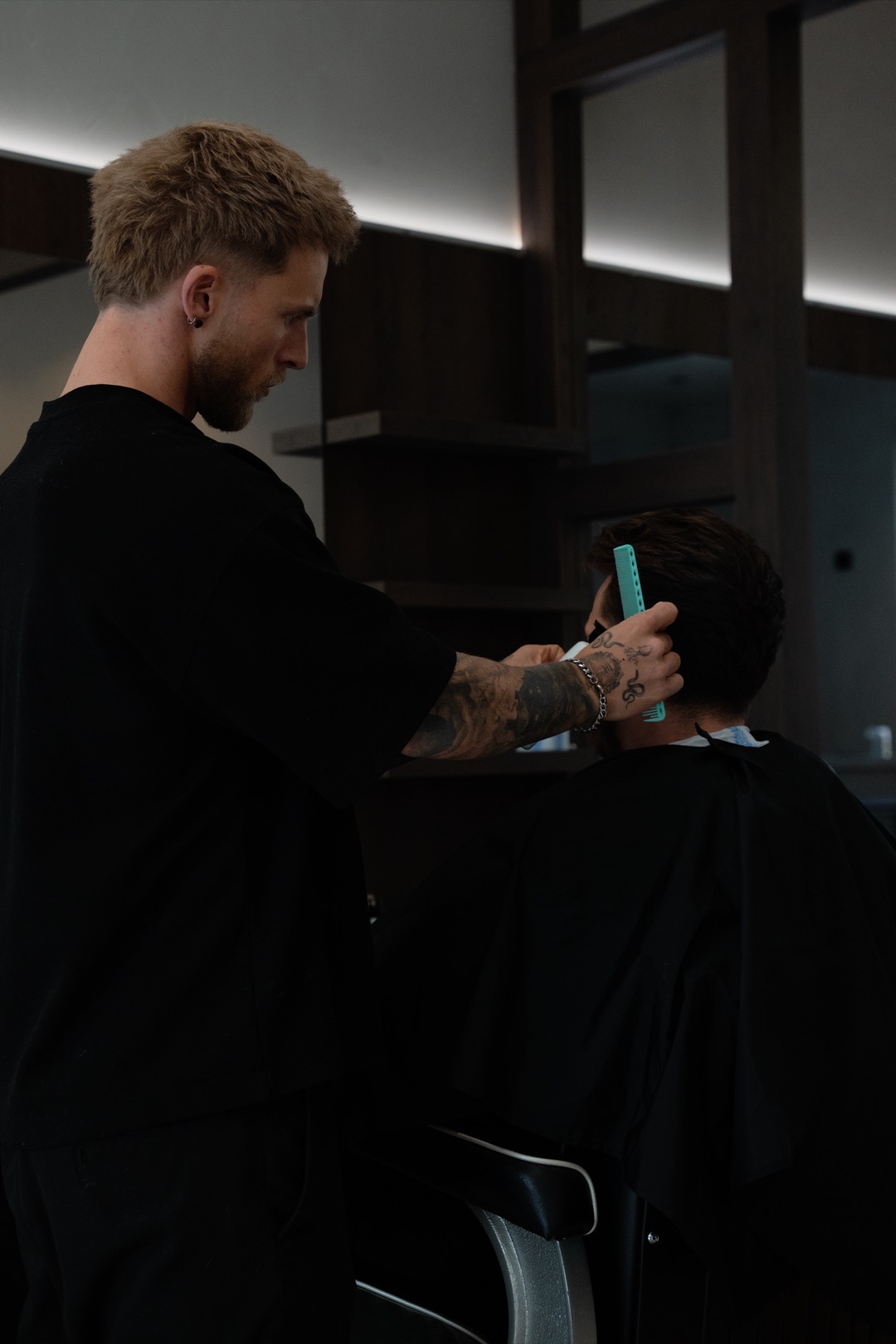 Kapper aan het werk bij Native Barbershop Waalwijk